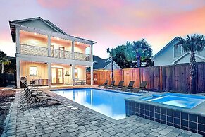 Lyle by Avantstay Chic Beach House w/ Pool & Hot Tub Walking Distance 