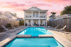 Lyle by Avantstay Chic Beach House w/ Pool & Hot Tub Walking Distance 