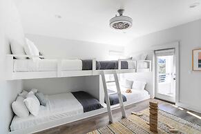 Lyle by Avantstay Chic Beach House w/ Pool & Hot Tub Walking Distance 