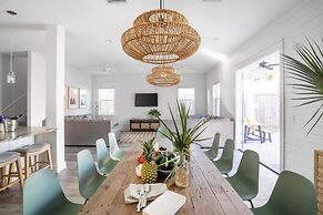 Lyle by Avantstay Chic Beach House w/ Pool & Hot Tub Walking Distance 