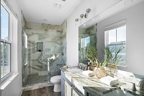 Lyle by Avantstay Chic Beach House w/ Pool & Hot Tub Walking Distance 