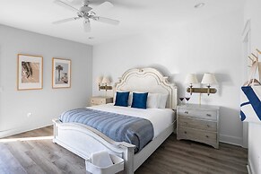 Lyle by Avantstay Chic Beach House w/ Pool & Hot Tub Walking Distance 