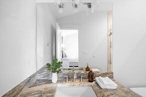 Lyle by Avantstay Chic Beach House w/ Pool & Hot Tub Walking Distance 