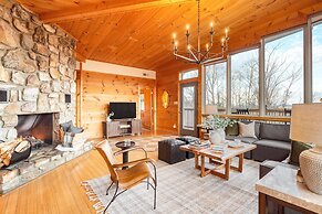 Chestnut by Avantstay Mountain Cabin w/ Treetop Views, Hot Tub & Game 