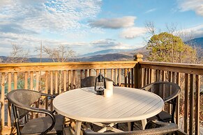 Chestnut by Avantstay Mountain Cabin w/ Treetop Views, Hot Tub & Game 