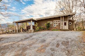 Chestnut by Avantstay Mountain Cabin w/ Treetop Views, Hot Tub & Game 