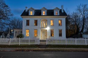 Elliot by Avantstay Historic Character Home in Great Location!