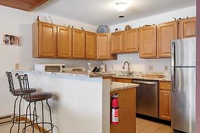 Riverside Condos D01 by Avantstay Condo Close To Downtown, Town Park &