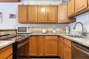 Riverside Condos D01 by Avantstay Condo Close To Downtown, Town Park &