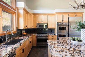 Mason by Avantstay Sleeps 16! Modern Mountain Escape w/ Hot Tub