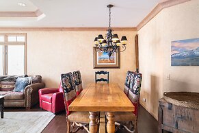 Centrum 302 by Avantstay Gorgeous Condo w/ Great Views & Steps Away Fr