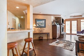 Centrum 302 by Avantstay Gorgeous Condo w/ Great Views & Steps Away Fr