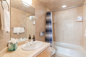 Centrum 302 by Avantstay Gorgeous Condo w/ Great Views & Steps Away Fr