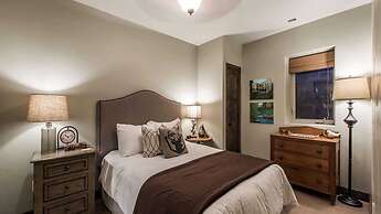 Red Hawk by Avantstay Charming Cabin w/ Theatre & Spa 5mins to Deer Va