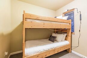 River Rock by Avantstay 8 Bedroom Ski Estate w/ Hot Tub & Movie Theatr