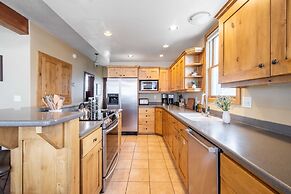 Steps to Ski Gondola, Restored Victorian Home w/ Hot Tub Raddon by Ava