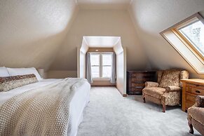 Steps to Ski Gondola, Restored Victorian Home w/ Hot Tub Raddon by Ava