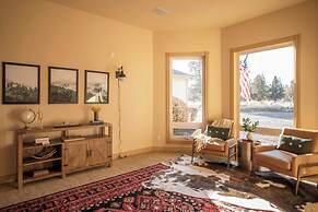 Powell by Avantstay Secluded Home Only 10 Mins From DT Bend w/ Hot Tub
