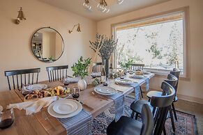 Powell by Avantstay Secluded Home Only 10 Mins From DT Bend w/ Hot Tub