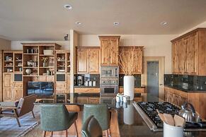 Powell by Avantstay Secluded Home Only 10 Mins From DT Bend w/ Hot Tub