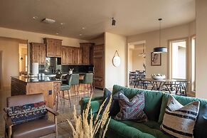 Powell by Avantstay Secluded Home Only 10 Mins From DT Bend w/ Hot Tub