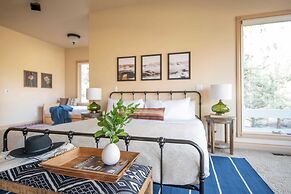 Powell by Avantstay Secluded Home Only 10 Mins From DT Bend w/ Hot Tub