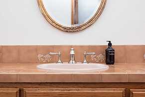 Powell by Avantstay Secluded Home Only 10 Mins From DT Bend w/ Hot Tub