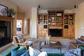 Powell by Avantstay Secluded Home Only 10 Mins From DT Bend w/ Hot Tub