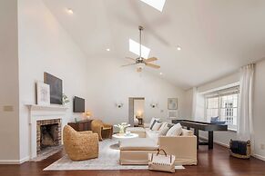 Wisteria by Avantstay Bright & Spacious Home w/ Pool & Entertainers Pa