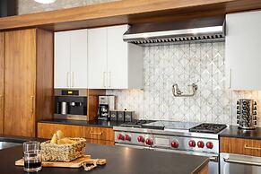Paramount Place by Avantstay 4 Story Apartment in Heart of Austin w/ M
