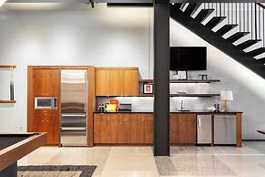 Paramount Place by Avantstay 4 Story Apartment in Heart of Austin w/ M