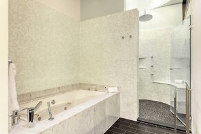 Paramount Place by Avantstay 4 Story Apartment in Heart of Austin w/ M