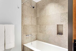 Paramount Place by Avantstay 4 Story Apartment in Heart of Austin w/ M