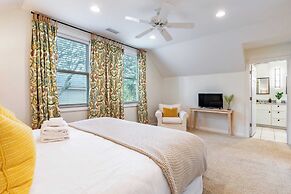 Orchard by Avantstay Whimsical Home w/ Lush Backyard