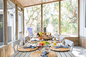 Orchard by Avantstay Whimsical Home w/ Lush Backyard