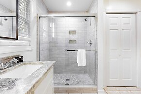 Orchard by Avantstay Whimsical Home w/ Lush Backyard