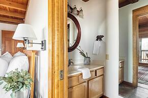 Pine Needle by Avantstay Log Cabin w/ Gorgeous Views, Hot Tub, Patio &