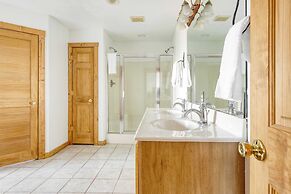 Pine Needle by Avantstay Log Cabin w/ Gorgeous Views, Hot Tub, Patio &