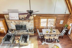 Pine Needle by Avantstay Log Cabin w/ Gorgeous Views, Hot Tub, Patio &