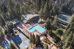 Sockeye by Avantstay Modern 2 BR Condo w/ Access to Northstar Resort C
