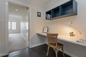 Vancouver's End by the BnB Collection