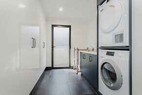 Vancouver's End by the BnB Collection