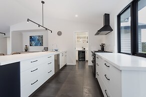 Vancouver's End by the BnB Collection