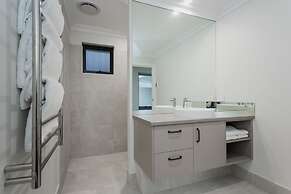 Vancouver's End by the BnB Collection