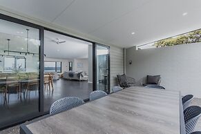 Vancouver's End by the BnB Collection