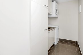 Pool View City Centre Apartment 202