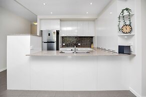 Pool View City Centre Apartment 202