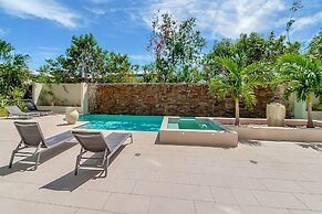 Pool View City Centre Apartment 202