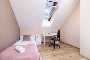 Czarnochowice House by Renters