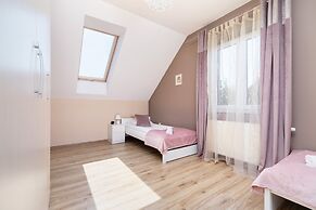 Czarnochowice House by Renters